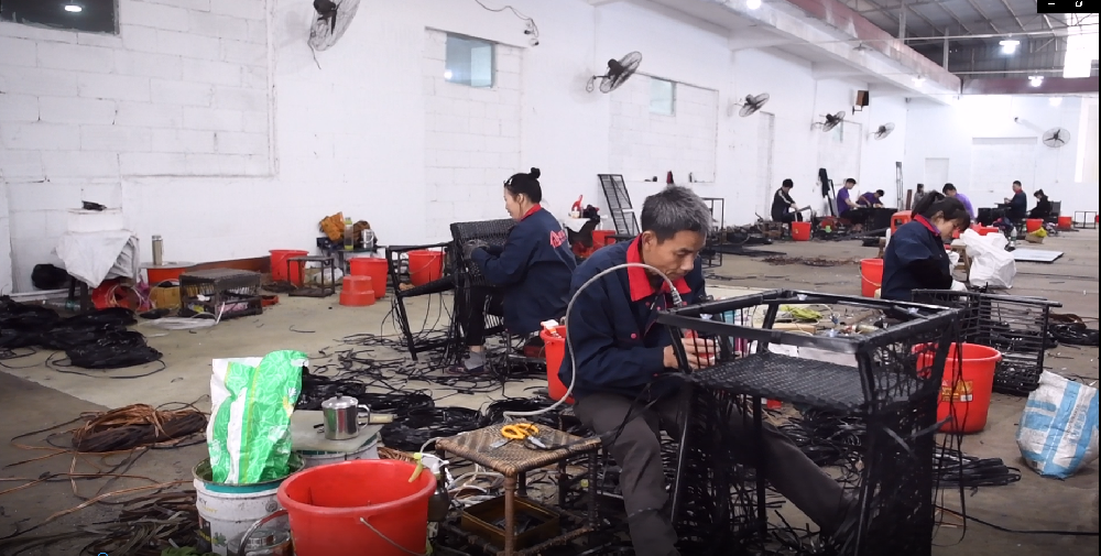 生产基地的师傅手工编藤