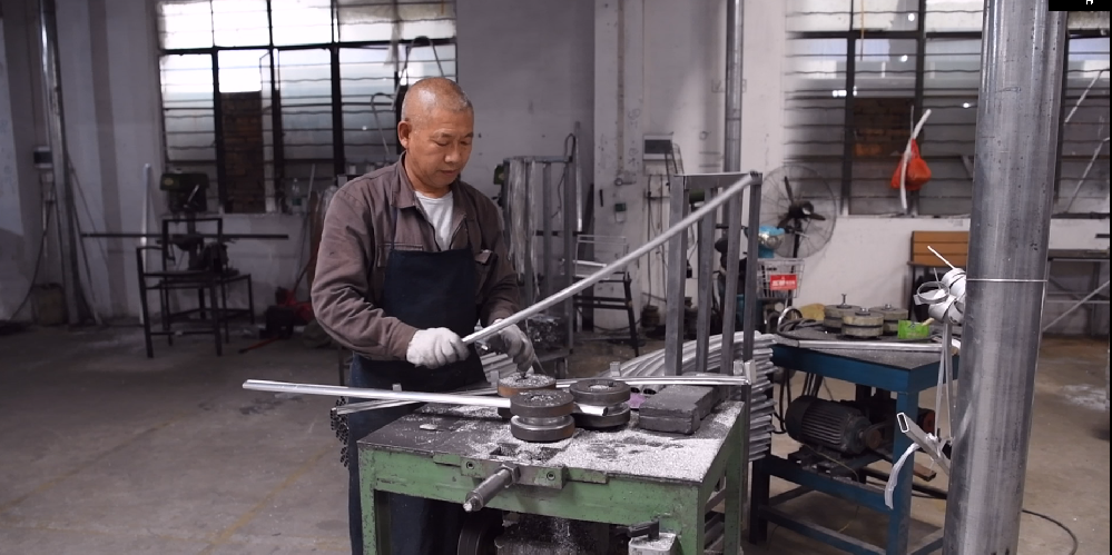 生产基地工人操作设备